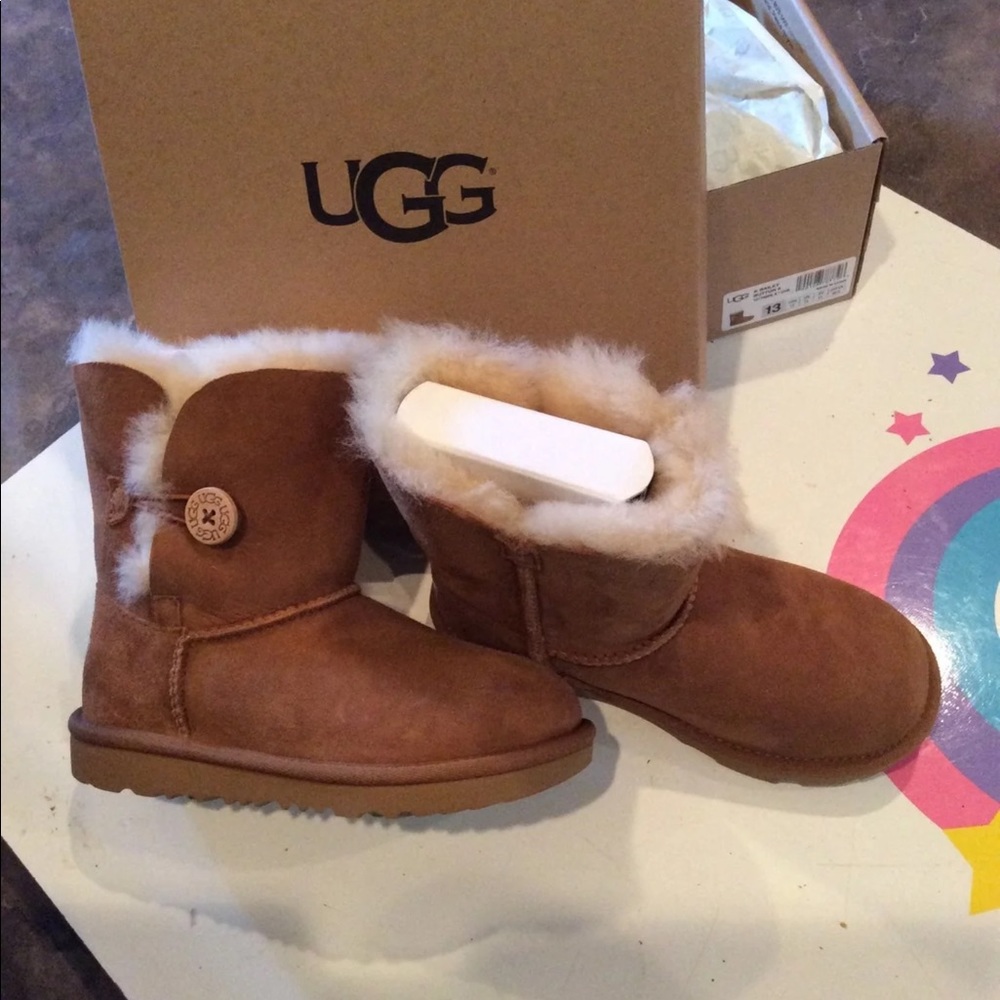 ❌SOLD❌NW Authentic Kids Bailey button II ugg boots